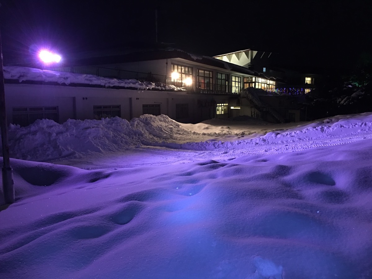 雪の景色ライトアップ紫色