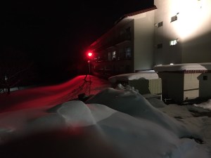 外観と赤色のライトアップ