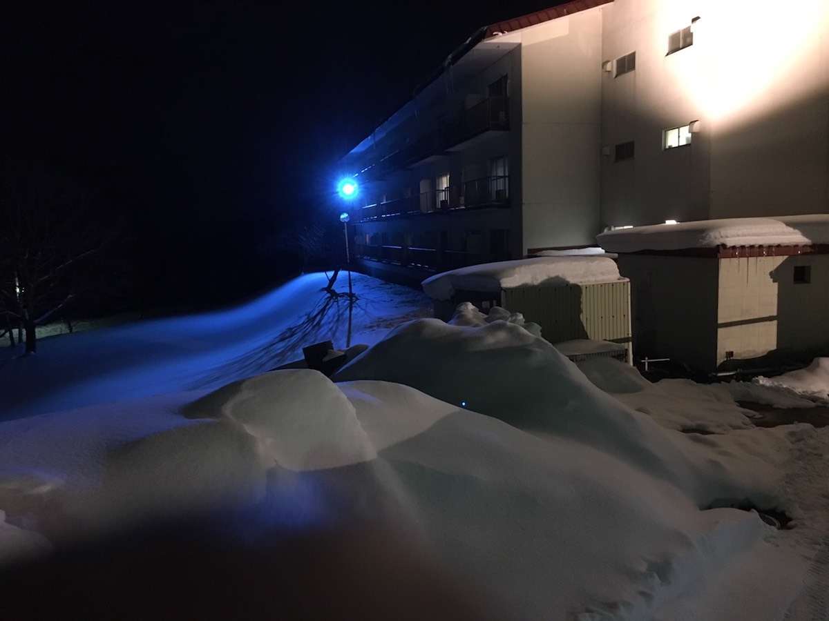 外観と青色のライトアップ