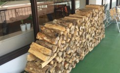 八幡平ライジングサンホテル暖炉用の薪