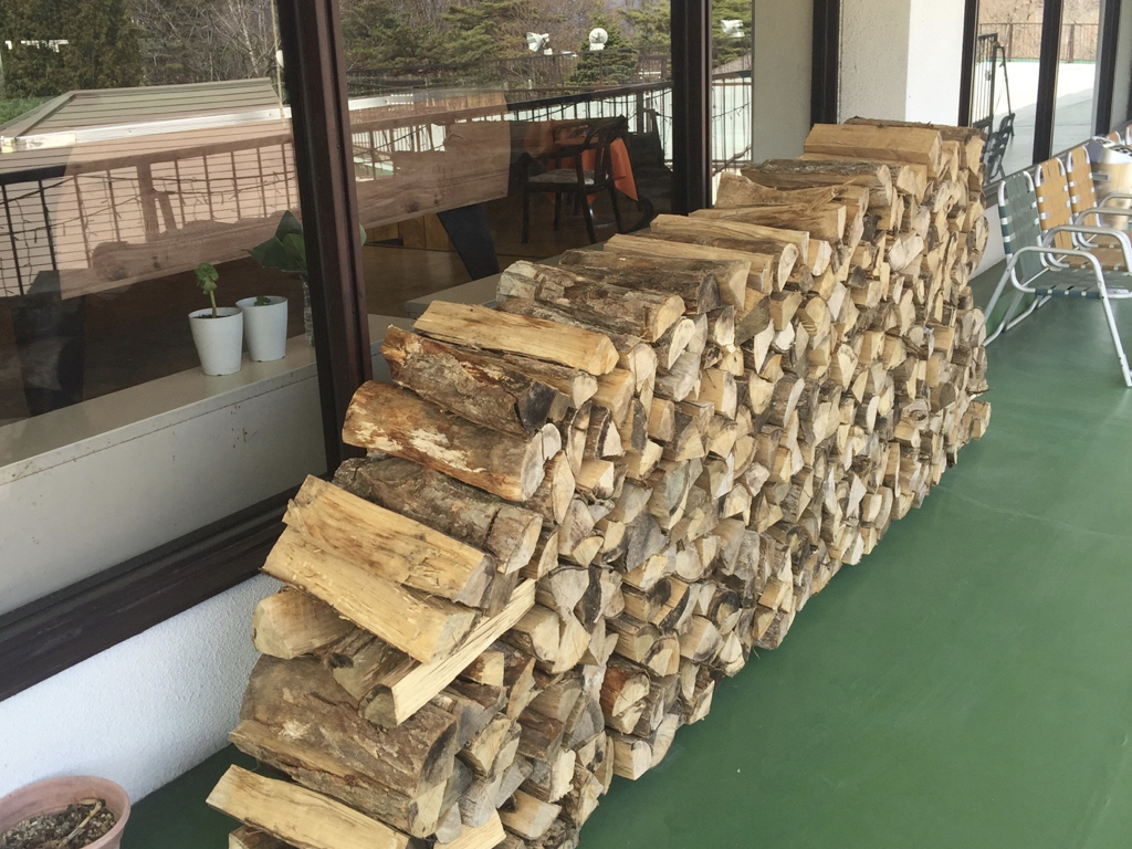 八幡平ライジングサンホテル暖炉用の薪