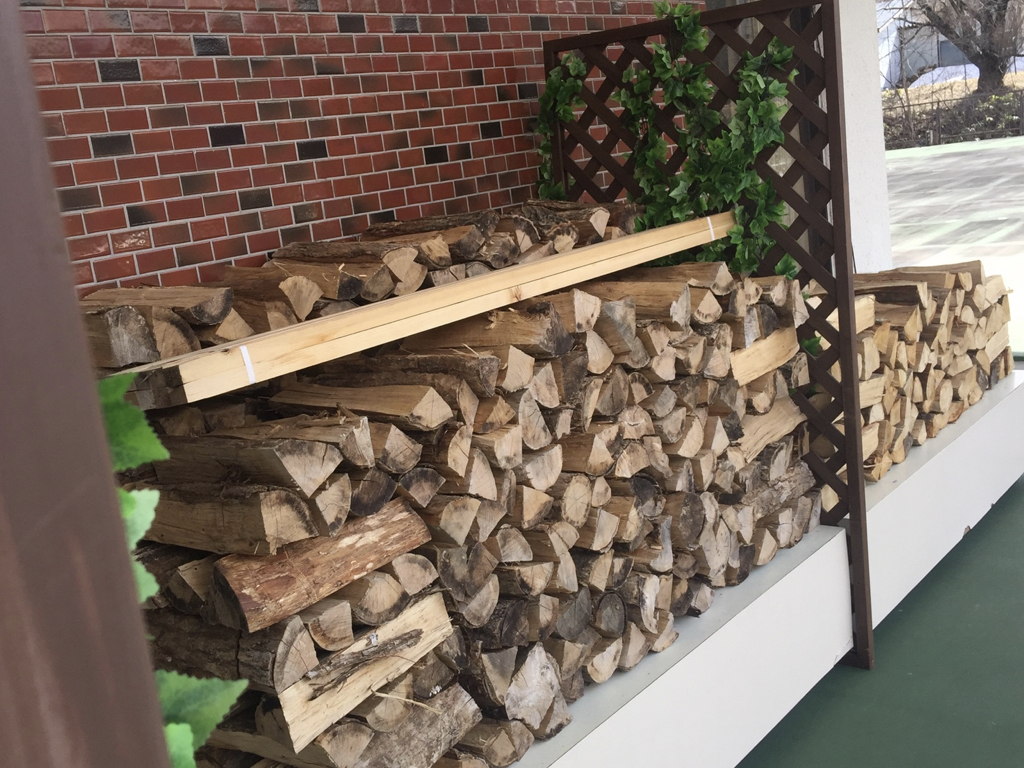 岩手八幡平ライジングサンホテル暖炉用の薪